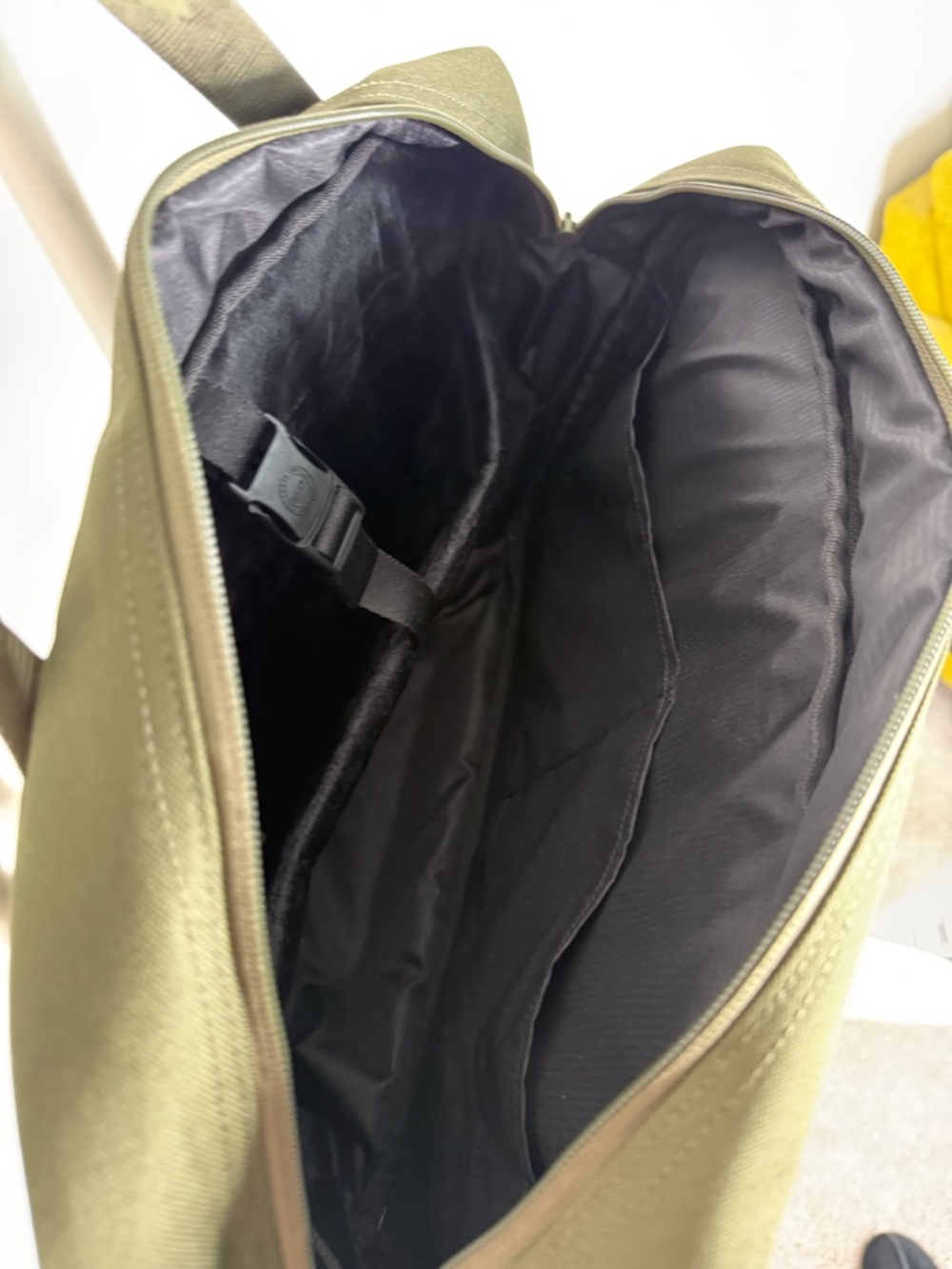 Herschel 18L - Olive Green - Messenger Travel Bag - Picture 12 of 13
